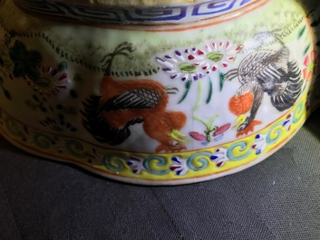 Un plat, un pot couvert et un bol sur piedouche en porcelaine de Chine famille rose, 19&egrave;me