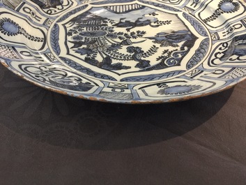 Un plat en fa&iuml;ence de Delft bleu et blanc &agrave; d&eacute;cor de chinoiserie de style kraak, fin du 17&egrave;me