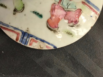 Un plat, un pot couvert et un bol sur piedouche en porcelaine de Chine famille rose, 19&egrave;me