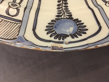 Un plat en fa&iuml;ence de Delft bleu et blanc &agrave; d&eacute;cor de chinoiserie de style kraak, fin du 17&egrave;me