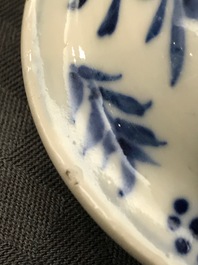 Een vijfdelig Chinees blauwwit kaststel met draken, Kangxi merken, 19e eeuw