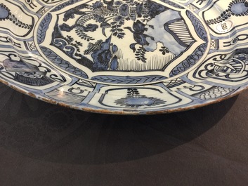 Un plat en fa&iuml;ence de Delft bleu et blanc &agrave; d&eacute;cor de chinoiserie de style kraak, fin du 17&egrave;me