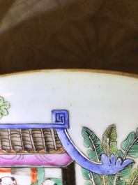 Un plat, un pot couvert et un bol sur piedouche en porcelaine de Chine famille rose, 19&egrave;me