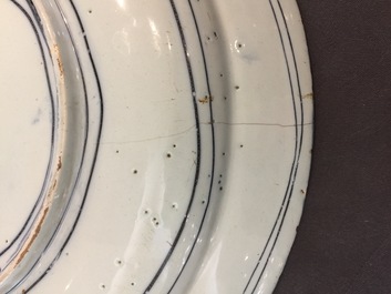 Un plat en fa&iuml;ence de Delft bleu et blanc &agrave; d&eacute;cor de chinoiserie de style kraak, fin du 17&egrave;me