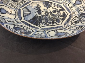 Un plat en fa&iuml;ence de Delft bleu et blanc &agrave; d&eacute;cor de chinoiserie de style kraak, fin du 17&egrave;me