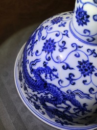 Un bol sur piedouche en porcelaine de Chine bleu et blanc, marque de Xuande, 19/20&egrave;me