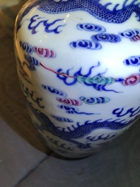 Trois vases et un pot couvert en porcelaine de Chine bleu et blanc, 19/20&egrave;me