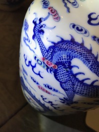 Trois vases et un pot couvert en porcelaine de Chine bleu et blanc, 19/20&egrave;me