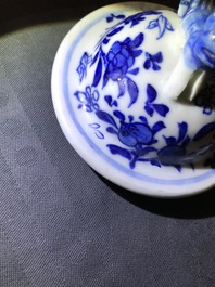 Une garniture de cinq vases en porcelaine de Chine bleu et blanc, marques de Kangxi, 19&egrave;me