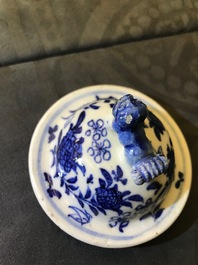 Une garniture de cinq vases en porcelaine de Chine bleu et blanc, marques de Kangxi, 19&egrave;me