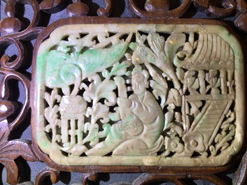 Een klein Chinees houten tafelscherm met jade plaquette, 19/20e eeuw