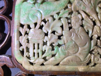Een klein Chinees houten tafelscherm met jade plaquette, 19/20e eeuw