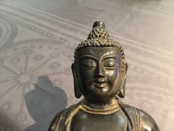 Une figure de Bouddha Shakyamuni en bronze, Ming