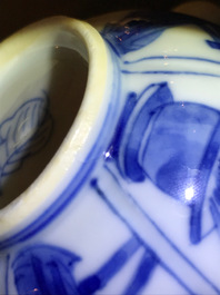 Een Chinese blauwwitte theepot met lange Lijzen, Kangxi