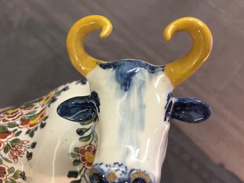 Une paire de vaches sur bases aux grenouilles en fa&iuml;ence polychrome de Delft, 18&egrave;me