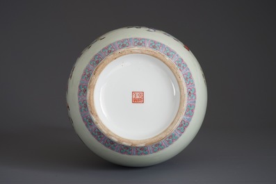 Un vase en porcelaine de Chine famille rose &agrave; d&eacute;cor de gar&ccedil;ons jouants, marque de Qianlong, 20&egrave;me