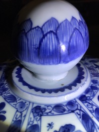 Une paire de grands vases couverts en porcelaine de Chine bleu et blanc, Kangxi