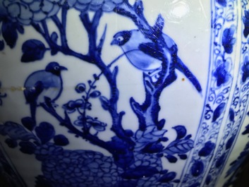 Une paire de grands vases couverts en porcelaine de Chine bleu et blanc, Kangxi