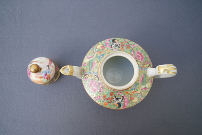 Une service &agrave; th&eacute; de 34 pi&egrave;ces en porcelaine de Chine famille rose de Canton, Daoguang