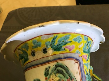 Deux vases en porcelaine de Chine famille rose, 19&egrave;me