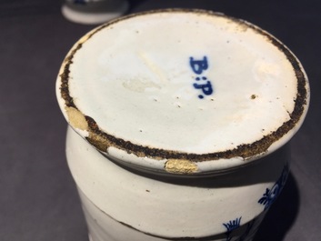 Une paire de pots de pharmacie en fa&iuml;ence de Delft bleu et blanc aux couvercles en laiton, 18&egrave;me