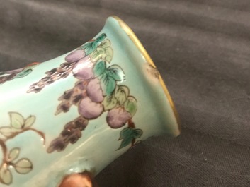 Une paire de vases de forme hu en porcelaine de Chine de style Dayazhai, 19/20&egrave;me