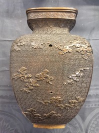 Een grote Japanse bronzen wierookbrander op sokkel, Edo of Meiji, 19e eeuw