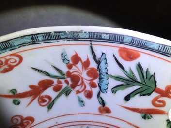 Een Chinese polychrome Swatow schotel met draken en feniksen, Ming