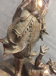 Een grote Japanse bronzen wierookbrander op sokkel, Edo of Meiji, 19e eeuw