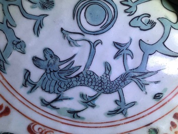 Een Chinese polychrome Swatow schotel met draken en feniksen, Ming