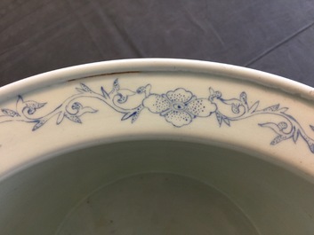 Une jardini&egrave;re en porcelaine de Chine famille rose, 19/20&egrave;me