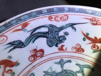 Een Chinese polychrome Swatow schotel met draken en feniksen, Ming