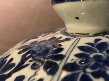 Un grand vase couvert en porcelaine de Chine bleu et blanc, Kangxi