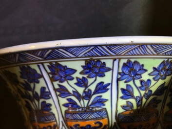 Un vase de forme gu en porcelaine de Chine bleu et blanc surd&eacute;cor&eacute;e, Kangxi