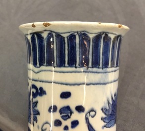 Un vase en fa&iuml;ence de Delft bleu et blanc &agrave; d&eacute;cor de chinoiserie, 18&egrave;me