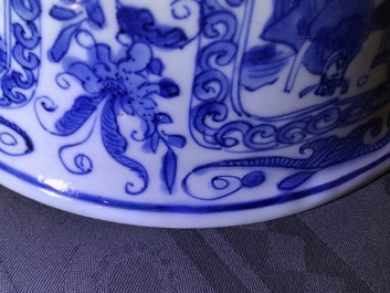 Een Chinese blauwwitte kom met figuren in vakverdeling, Wanli