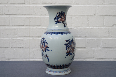 Un vase en porcelaine de Chine bleu, blanc et rouge &agrave; d&eacute;cor 'sanduo', 19/20&egrave;me