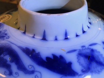 Un vase en fa&iuml;ence de Delft bleu et blanc &agrave; d&eacute;cor de chinoiserie, fin du 17&egrave;me
