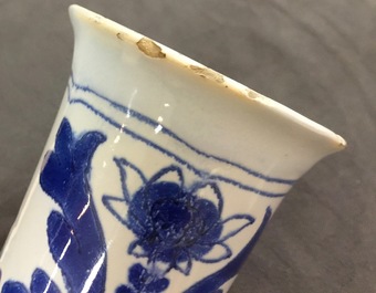 Un grand vase de forme bouteille en fa&iuml;ence de Nevers bleu et blanc &agrave; d&eacute;cor de chinoiserie, 17&egrave;me