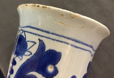 Un grand vase de forme bouteille en fa&iuml;ence de Nevers bleu et blanc &agrave; d&eacute;cor de chinoiserie, 17&egrave;me