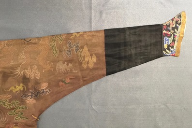 Een Chinees geborduurd zijden gewaad met acht draken op een bruine fondkleur, Qianlong