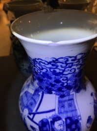 Trois vases en porcelaine de Chine bleu et blanc, 19&egrave;me