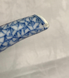 Une grande th&eacute;i&egrave;re couverte en porcelaine de Chine bleu et blanc, Kangxi