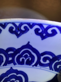 Un plat en porcelaine de Chine bleu et blanc &agrave; d&eacute;cor floral, Kangxi