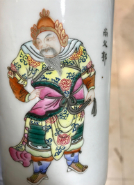 Un pot &agrave; pinceaux en porcelaine de Chine famille rose et un bol &agrave; vin, 19/20&egrave;me