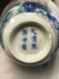 Deux tasses et trois bols en porcelaine de Chine famille rose et verte, marques divers, 18/19&egrave;me