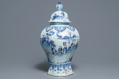 Een grote octagonale dekselvaas met blauwwit en mangaan chinoiserie decor, Nevers, 18e eeuw