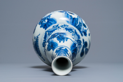 Un vase de forme double gourde en porcelaine de Chine bleu et blanc, &eacute;poque Transition