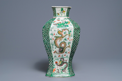 Un vase en porcelaine de Chine famille verte &agrave; d&eacute;cor de dragons, Kangxi