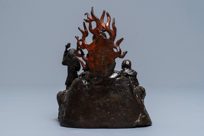 Een Chinese deels vergulde en beschilderde bronzen groep, Ming